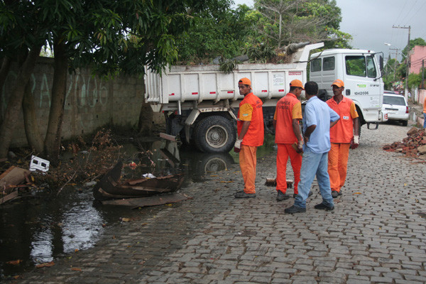 A limpeza é feita todos os dias em todos os cantos do município (Foto: Arquivo)