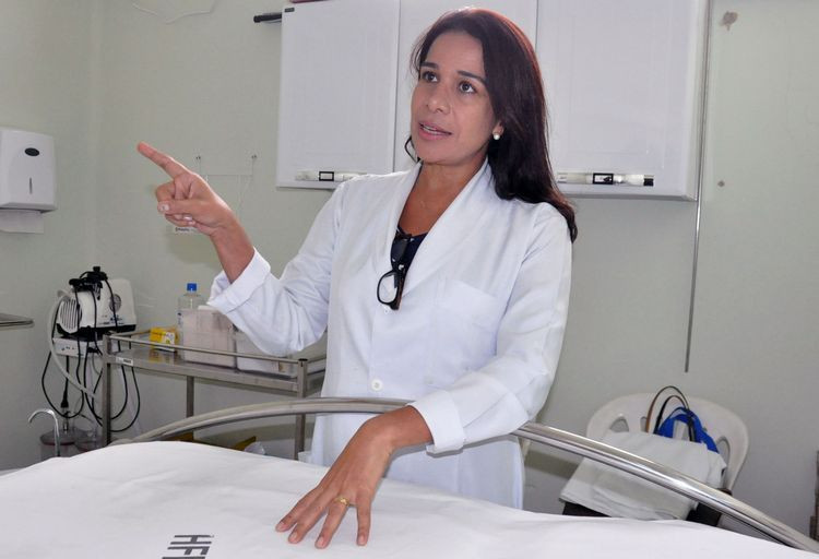 De acordo com a coordenadora da Comissão de Pele, Angela Carlos do Amaral, o cuidado com os pacientes acontece 24 horas (Foto: Roberto Joia)