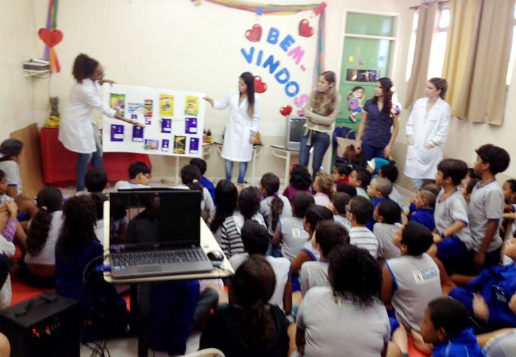 Os alunos e os pais estão recebendo um folheto explicativo com o novo Guia Alimentar (Foto: Divulgação)