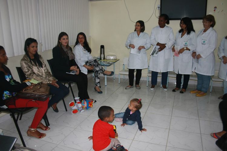 A nutricionista Laura Ribeiro de Paula ministrou palestra sobre alimentação para bebês, com a participação de estudantes de Nutrição da Universidade Estácio de Sá (Foto: Roberto Joia)