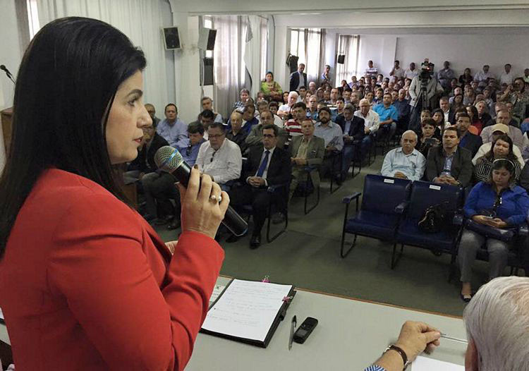 A prefeita Rosinha Garotinho abriu agora há pouco, o Seminário que acontece na Câmara de Dirigentes Lojistas de Campos (Foto: Gerson Gomes)