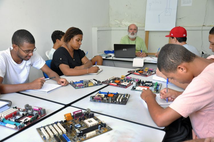 São 700 vagas divididas entre os cursos de Informática, Montagem e Manutenção de Microcomputadores, AutoCAD, Logística, Auxiliar de RH e Estética, com opção de turmas pela manhã, tarde e noite (Foto: Rodolfo Lins)