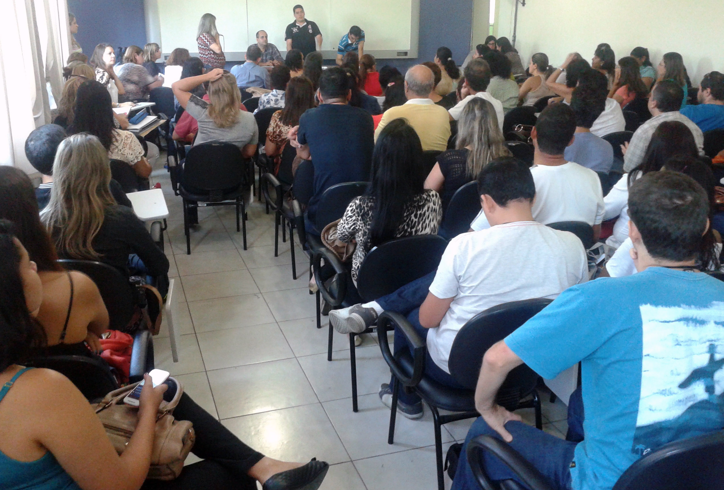 A reunião do secretário de Educação com os auxiliares de secretaria aconteceu nesta segunda-feira, na Smece (Foto: Divulgação)