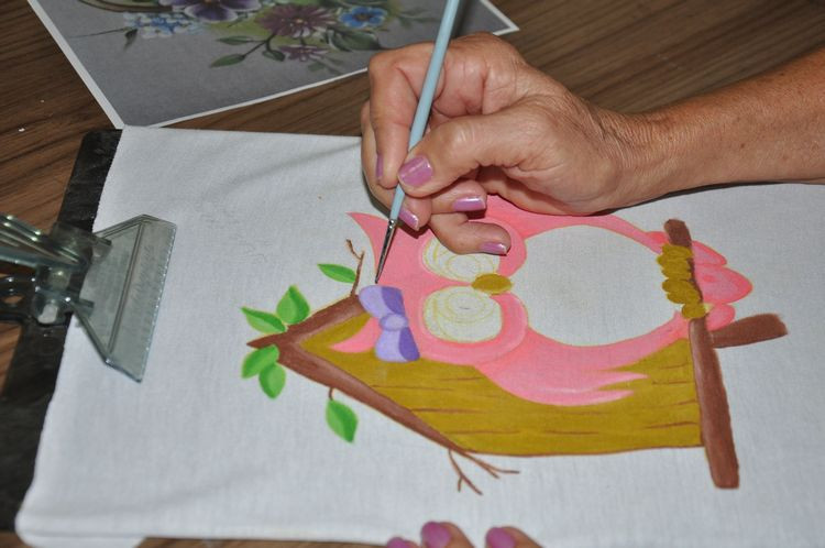 A aposentada Deuzadete Ribeiro Penha, 75 anos, participa das aulas de violão e de artesanato, do Grupo Amigos da Memória e de outras atividades, como alongamento (Foto: Rodolfo Lins)