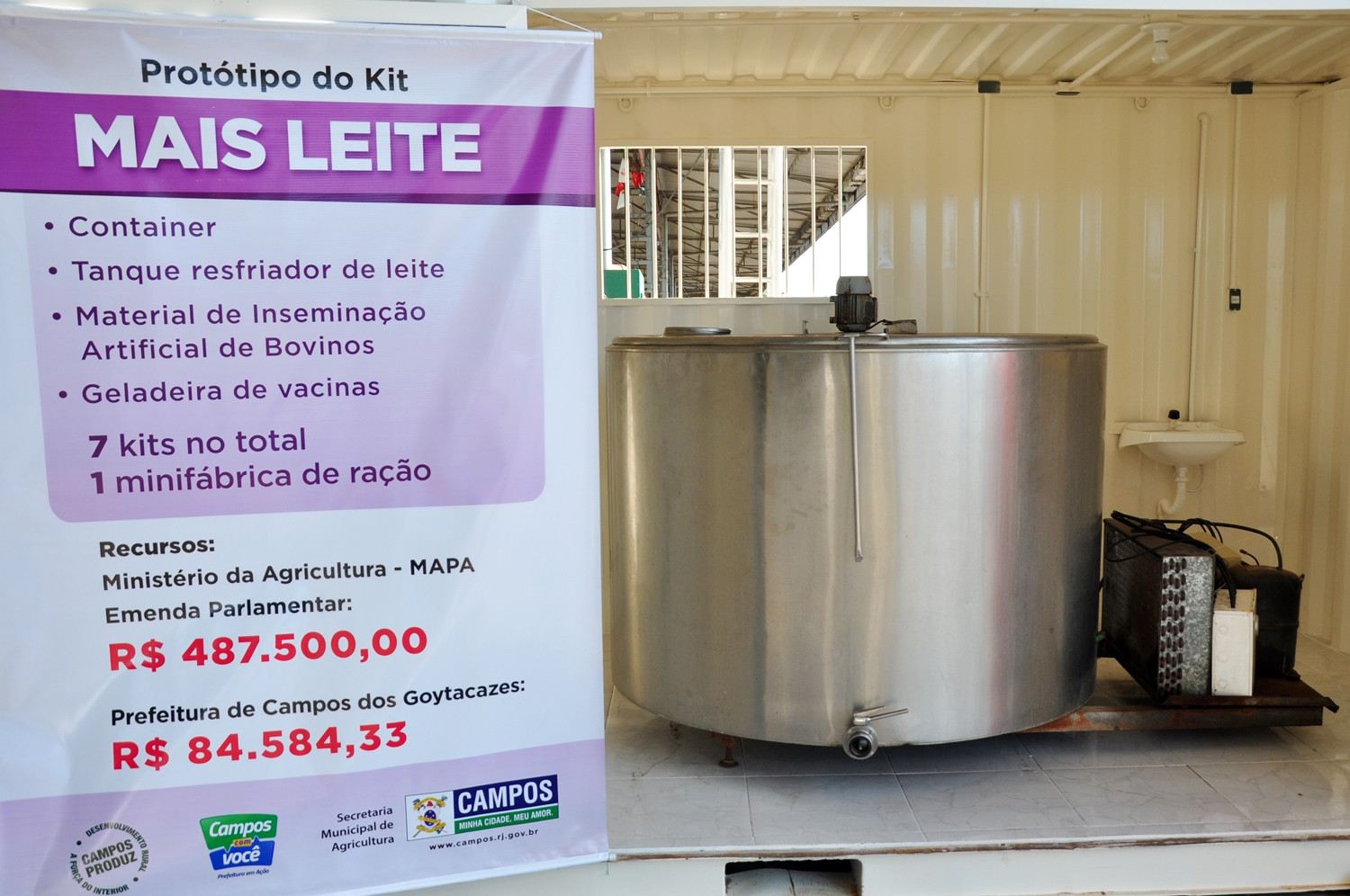 O kit conta com contêiner, tanque resfriador de leite, material de inseminação artificial de bovinos e geladeira para vacinas, além de uma mini fábrica de ração, que irá atender os produtores (Foto: Superintendência de Comunicação)