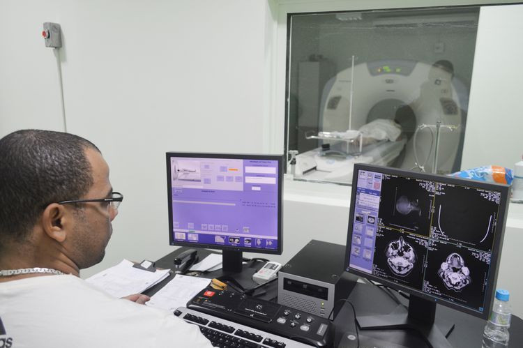 O novo tomógrafo do Hospital Ferreira Machado, que começou a funcionar no final do mês de junho, está proporcionando maior qualidade e segurança na realização de exames nos pacientes atendidos pelo HFM (Foto: Superintendência de Comunicação)