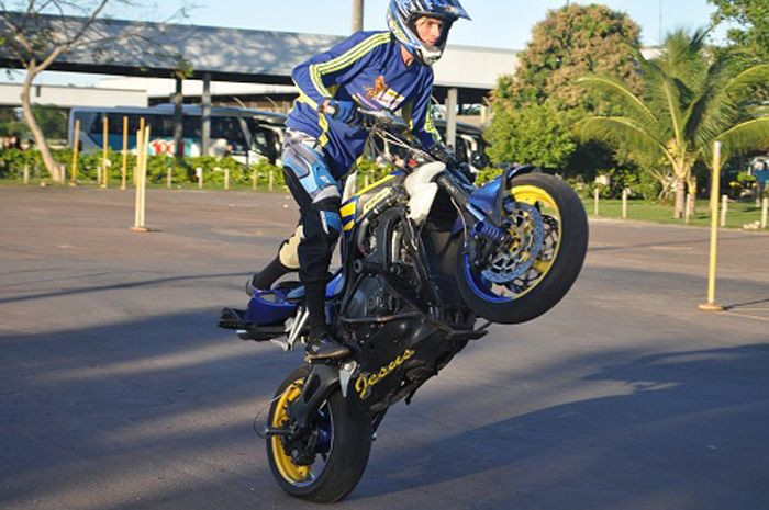 A UTMC, que reúne cerca de 200 motociclistas, programou várias atividades durante o dia. Pula-pula para as crianças de pais doadores, distribuição de cachorro quente e pipoca, show de acrobacia motociclística com Louro Jhow (Foto: Divulgação)