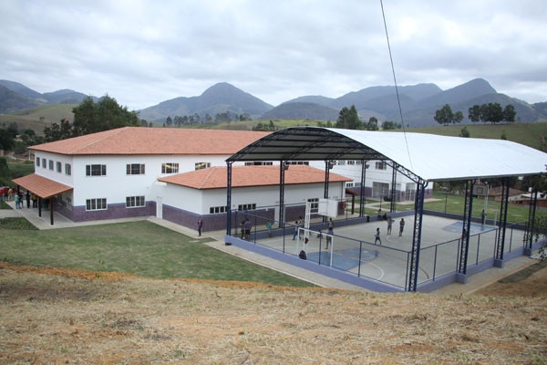 A Escola Municipal modelo Maria Cordeiro Borges, em Rio Preto, a primeira construída com dois pavimentos na área rural de Campos e nos padrões com base para o Projeto Educação no Campo, completa dois anos de inauguração nesta segunda-feira (Foto: Superintendência de Comunicação)