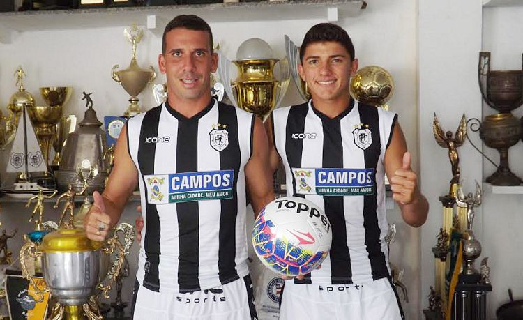 A dupla Barcellos e Dario, que defende o Americano em competições de futevôlei, com o apoio da Fundação Municipal de Esportes, segue enfrentando desafios fora da cidade (Foto: Divulgação)