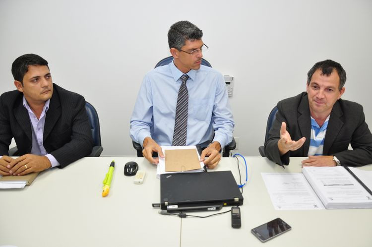 O relatório foi entregue ao promotor Leandro Manhães pelo presidente da Codemca, Wainer Teixeira, na sede do Ministério Público Estadual (Foto: César Ferreira)