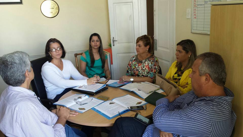 Durante reunião na tarde desta sexta-feira, na Sedec, foi feita a inscrição online de dois projetos (Foto: Divulgação)