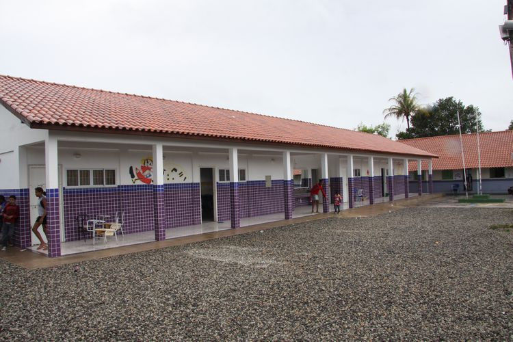 A Escola Municipal Carlos Chagas, na localidade de Jacarandá, é uma das unidades repaginadas nos padrões modelo, dentro do pacote de obras de reforma e ampliação que vem sendo realizado pela Prefeitura de Campos de 2009 para cá (Foto: Rodolfo Lins)