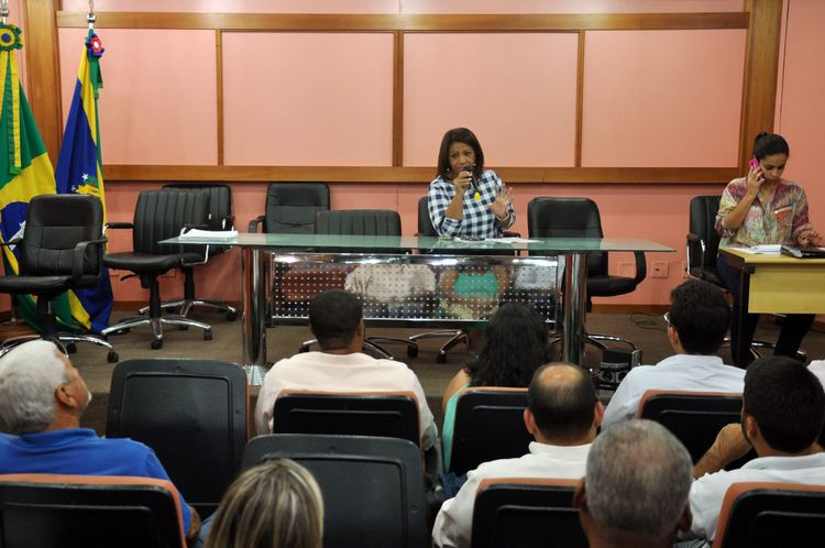 O anúncio dos novos condomínios que vão receber o Viver Feliz foi feito pela coordenadora do programa, Linda Mara Silva (Foto: César Ferreira)