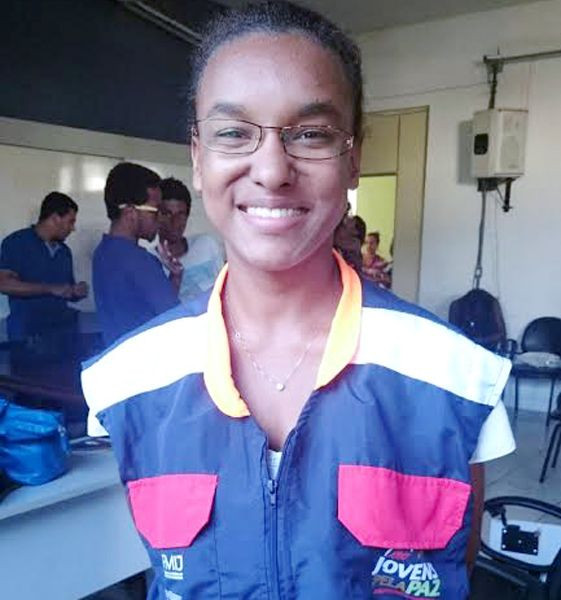 Elizimara afirma que o Jovem pela Paz foi fundamental para a conscientização social e também um incentivo para que se dedicasse ao estudo (Foto: Divulgação)