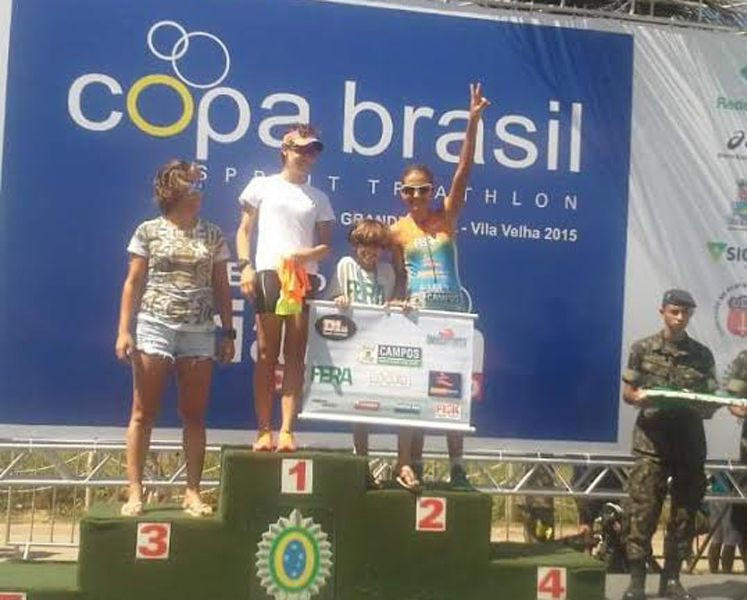 Emily, que é beneficiada pelo Bolsa Atleta, da FME, ficou entre as três primeiras de sua categoria, na final da Copa Brasil de Triathlon (Foto: Divulgação)