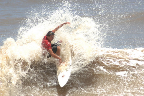 A competição dos atletas surfistas e encontro com o público aconteceu no 1º Píer do Farol e os vencedores ganharão medalhas, troféus, pranchas e equipamentos como premiação (Foto: Divulgação)