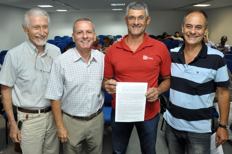 Dentre os presentes, alguns produtores inseridos em programas de fomento da atividade rural, com casos de experiências positivas, como o pequeno produtor Mário Tadeu Branco Menezes, e o agricultor familiar, Jurandi Perculiano Alves (Foto: César Ferreira)