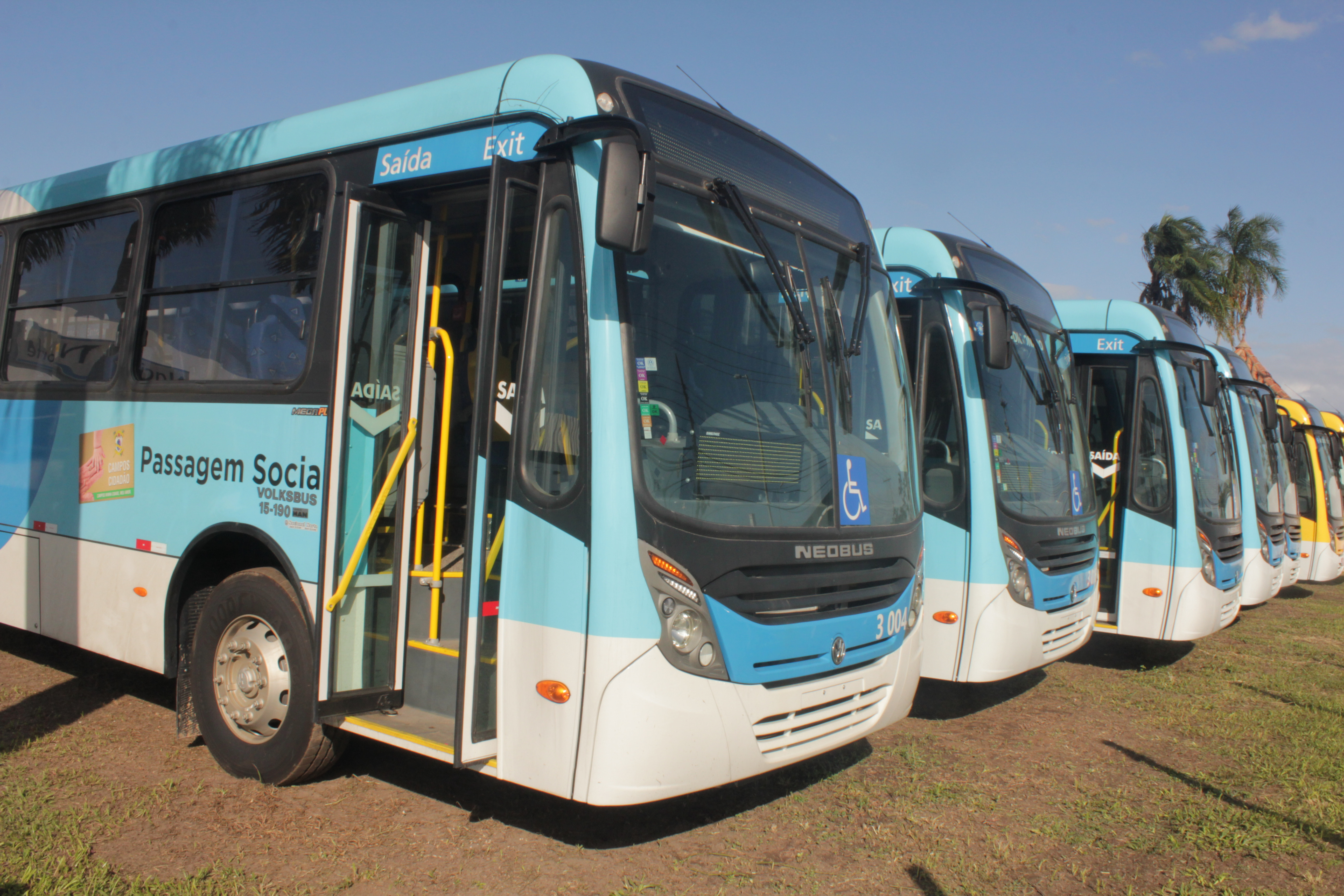 O novo sistema do transporte público que está sendo implementado em Campos tem como ponto de partida os novos e modernos ônibus, com novo layout, nas cores predominantes amarela, verde e azul (Foto: Superintendência de Comunicação)