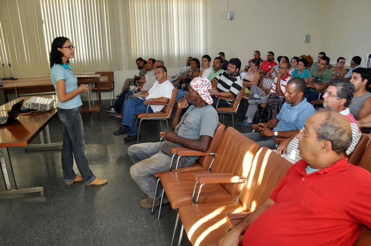 Os produtores rurais que vão participar do curso foram recepcionados no auditório da Fundação Norte Fluminense de Desenvolvimento Regional, na tarde desta terça-feira pelo superintendente de Agricultura, Eduardo Crespo (Foto: César Ferreira)