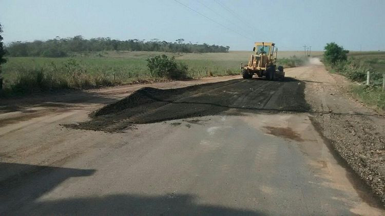 A melhoria na pista está facilitando o tráfego dos moradores de várias localidades como Brejo Grande, Parque Aeroporto e Mundéus, e escoamento da produção agrícola regional (Foto: Divulgação)