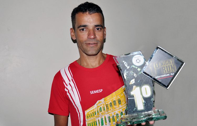 Luiz Cláudio, aos 40 anos, mostrou todo o seu potencial, ao vencer a prova com 1m30s à frente do fuzileiro naval Rafael Tanuzzi do Rio de Janeiro (Foto: Antônio Leudo)