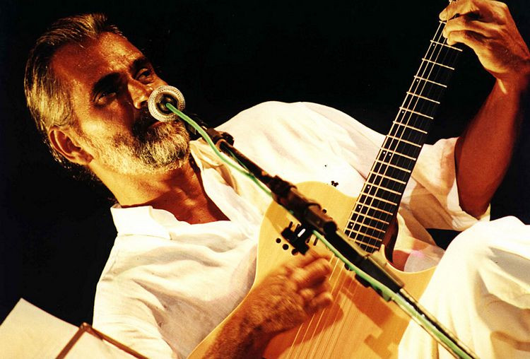 O cantor e compositor, Renato Vargas, vai apresentar o repertório que o consagrou, neste sábado, às 20h, no Teatro Municipal Trianon, no show Som do Barzinho (Foto: Divulgação)