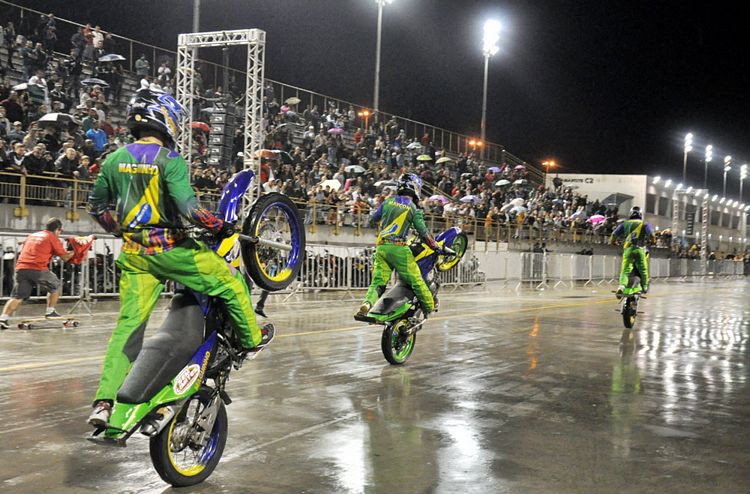 A adrenalina vai dar um tom especial ao I Moto Campos, realizado entre os dias 18 e 20, no Centro de Eventos Populares Osório Peixoto, com a apresentação de Louro Jhow e equipe Sem Limites, além do globo da morte (Foto: Superintendência de Comunicação)