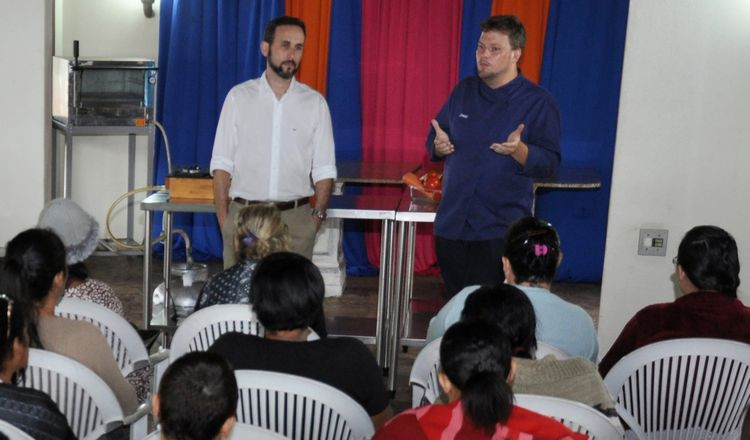 O chef capixaba Mário Zanetti saboreou boa parte dos 36 pratos que serão comercializados no Festival de Petiscos e disse que os ingredientes são de ótima qualidade (Foto: César Ferreira)