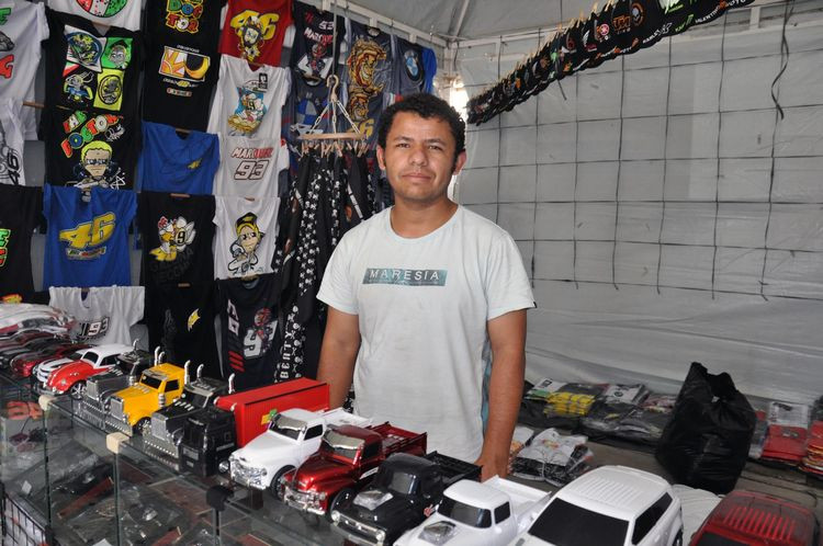 Lucas é de São Paulo, e onde tem eventos de motos, ele e o irmão Paulo Souza estão presentes (Foto: Roberto Joia)