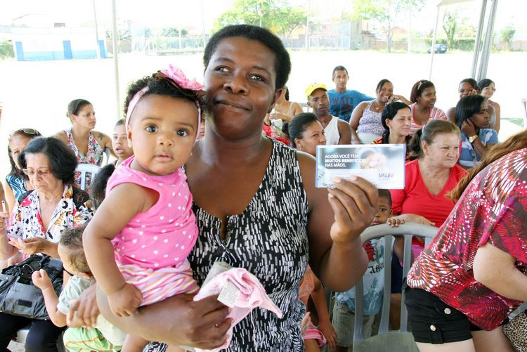 Até sexta-feira, dia 25, mais 912 beneficiários do Programa Cheque Cidadão Municipal irão receber o cartão, que garante R$ 200 mensais para a compra de gêneros alimentícios (Foto: Gerson Gomes)