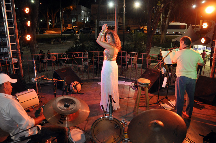 A cantora Lene Moraes apresentou o show Bambas da Planície no Festival Doces Palavras (Foto: César Ferreira)