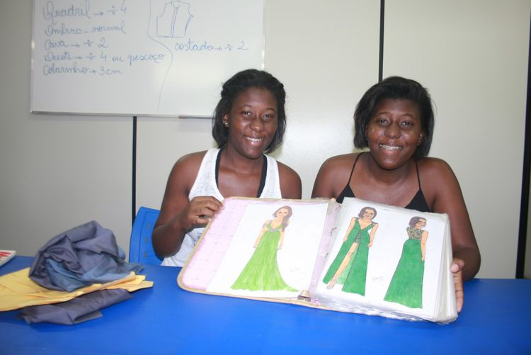 Gêmeas, as irmãs Andreza e Andréa da Conceição Souza, 20 anos, aproveitaram a oportunidade oferecida pela Superintendência Municipal de Trabalho e Renda, para aprender corte e costura de graça (Foto: Roberto Joia)