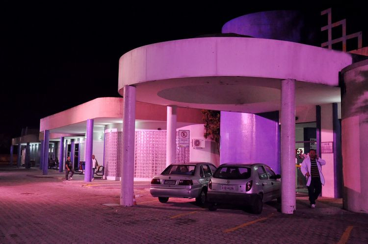 Para divulgar a campanha, a entrada da cidade e 12 prédios, alguns da Prefeitura, estão recebendo iluminação rosa (Foto: Antônio Leudo)