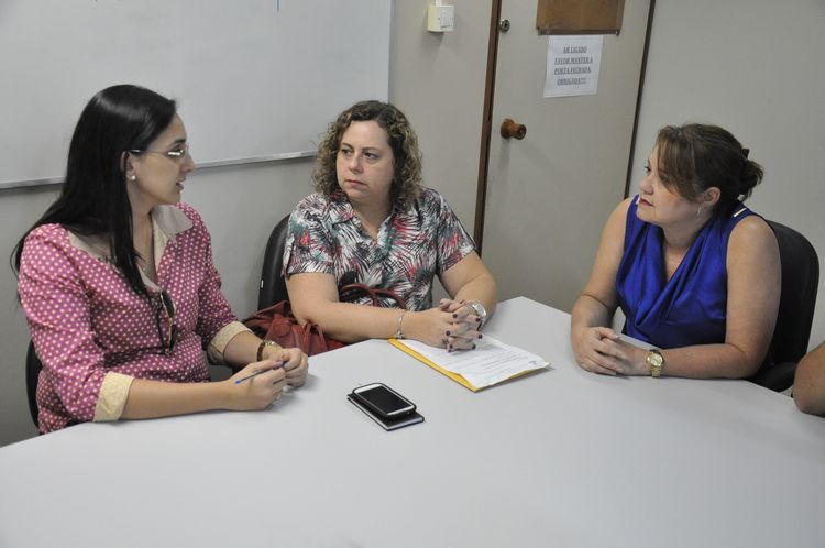 A subsecretária Adjunta de Gestão e Contratos, Rosana de Souza Bastos, se reuniu nesta quinta-feira com as coordenadoras da área de estágio da Universidade Cândido Mendes, Márcia Almeida Silva e Adriana Barros (Foto: Rodolfo Lins)