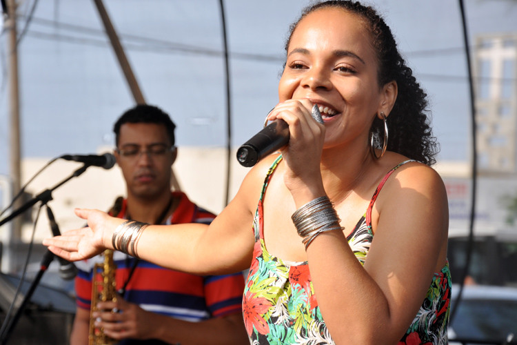 Maria Fernanda apresentou entre outras composições de sua autoria, músicas de compositores conhecidos, como Tom Jobim, Caetano e Edu Lobo, que ficaram famosos na voz de Elis Regina (Foto: César Ferreira)