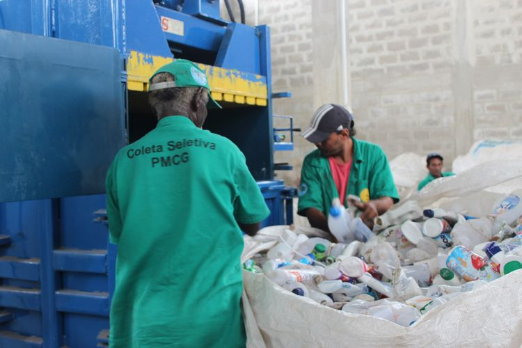 Através de Termos de Cooperação Técnica, assinados com a Prefeitura de Campos, a Reciclar está recebendo, mensalmente, 90 toneladas de lixo seco da coleta seletiva do município (Foto: Superintendência de Comunicação)