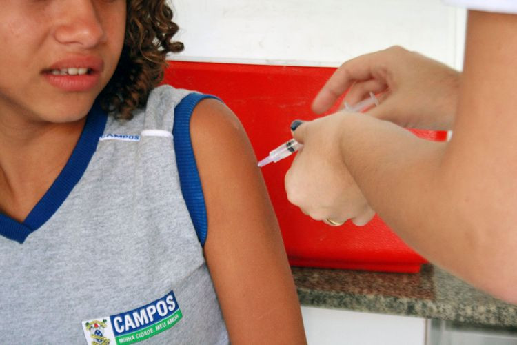A vacinação acontece por meio do Programa Saúde na Escola (Foto: Secom)