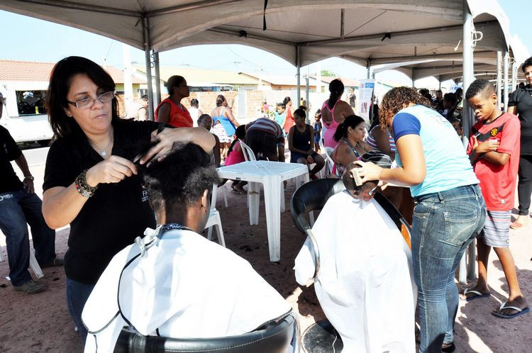 O corte de cabelo está entre os serviços que serão oferecidos no Viver Feliz em Ponta Grossa (Foto: Antônio Leudo)