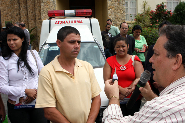 O anúncio da entrega dos novos veículos foi feito na manhã desta quarta-feira (1º), quando o prefeito presentou os Clubes da Terceira Idade de Travessão e de Conselheiro Josino com outra ambulância (Foto: Gerson Gomes)