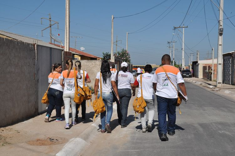 Cerca de 400 agentes continuam fazendo o trabalho de rotina diariamente, inclusive visitando terrenos baldios e ferros-velhos (Foto: Antônio Leudo)