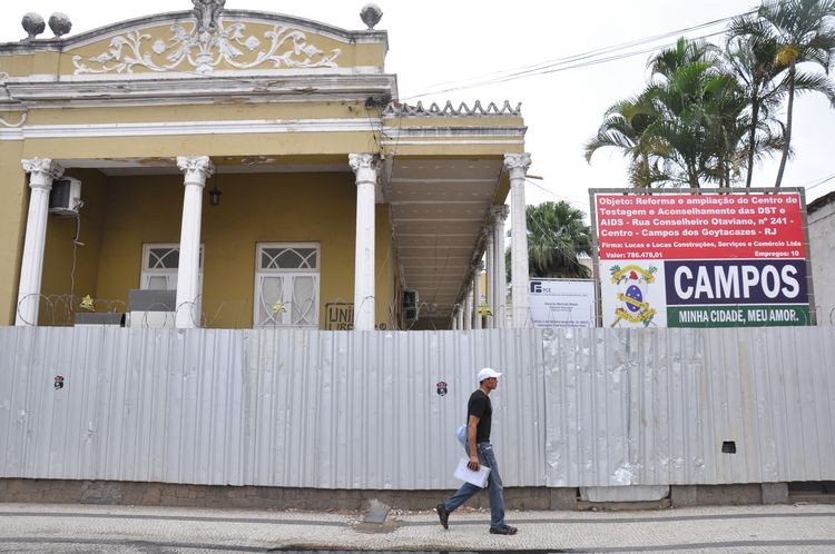 A obra de reforma e ampliação do prédio do Centro de Doenças Infecto-Parasitárias (Cdip) prossegue na Rua Conselheiro Otaviano (Foto: César Ferreira)