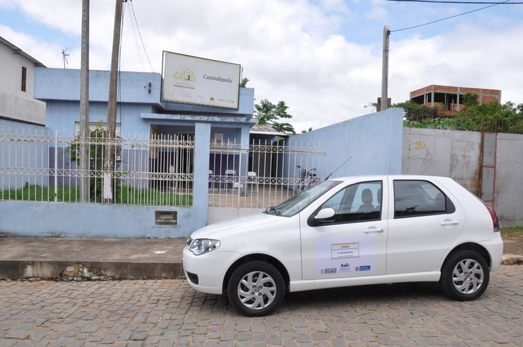 Nesta quarta-feira (02), mais um dos 15 automóveis 0Km recebidos pela Prefeitura de Campos através de recursos dos governos do Estado, Federal e de uma emenda parlamentar do deputado Paulo Feijó foi entregue aos profissionais do Centro de Referê (Foto: Rodolfo Lins)