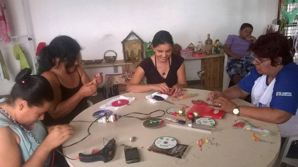 Na tarde desta quarta-feira, dia 2, aconteceu o curso de enfeites natalinos (Foto: Divulgação)