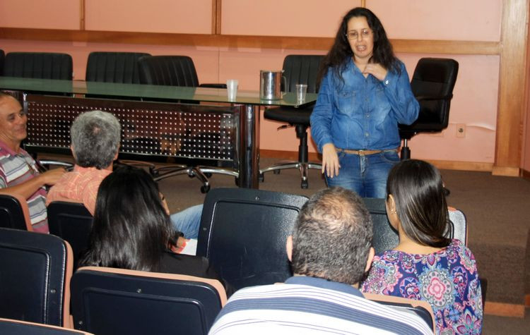 Membros do Comitê de Fomento da Agricultura Familiar na Merenda Escolar se reuniram na tarde desta quinta-feira, no auditório da sede da Prefeitura (Foto: Roberto Joia)