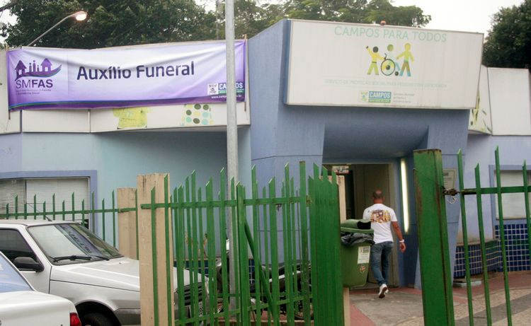 O serviço de auxílio funeral funciona na Praça da República (Foto: Antonio Leudo)