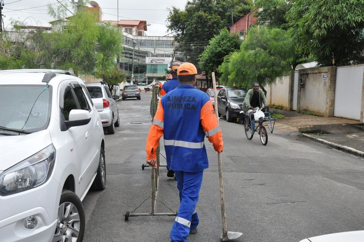 Diversos serviços são levados aos moradores pelo programa Prefeitura Pertinho de Você (Foto: Roberto Joia)