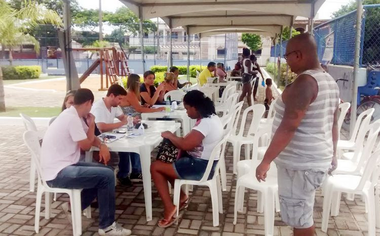 A dona de casa Alessandra Henrique Santos fez o agendamento para a emissão da carteira de identidade dos cinco filhos menores (Foto: Divulgação)