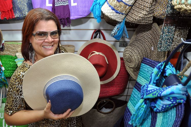 Além de moda praia, Claudia investe em produtos pouco encontrados no mercado, como os de tamanho GG e Extra G (Foto: César Ferreira)