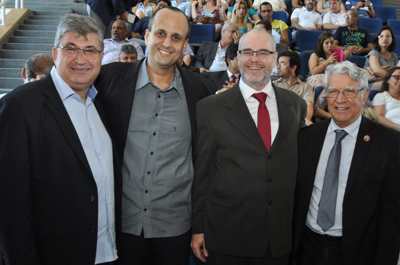 O secretário de Educação, Frederico Tavares Rangel, representou a prefeita Rosinha Garotinho na posse do reitor, acompanhado do presidente da Câmara, Edson Batista, e do líder do Governo na Câmara, vereador Mauro S (Foto: Divulgação)