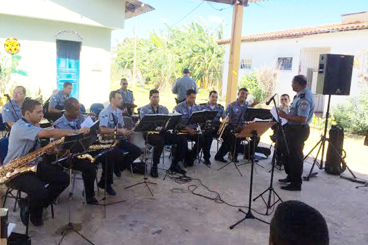 A banda da Polícia Militar fez a festa dos acolhimentos da Fundação Municipal da Infância e da Juventude (FMIJ) nesta segunda-feira (Foto: Divulgação)